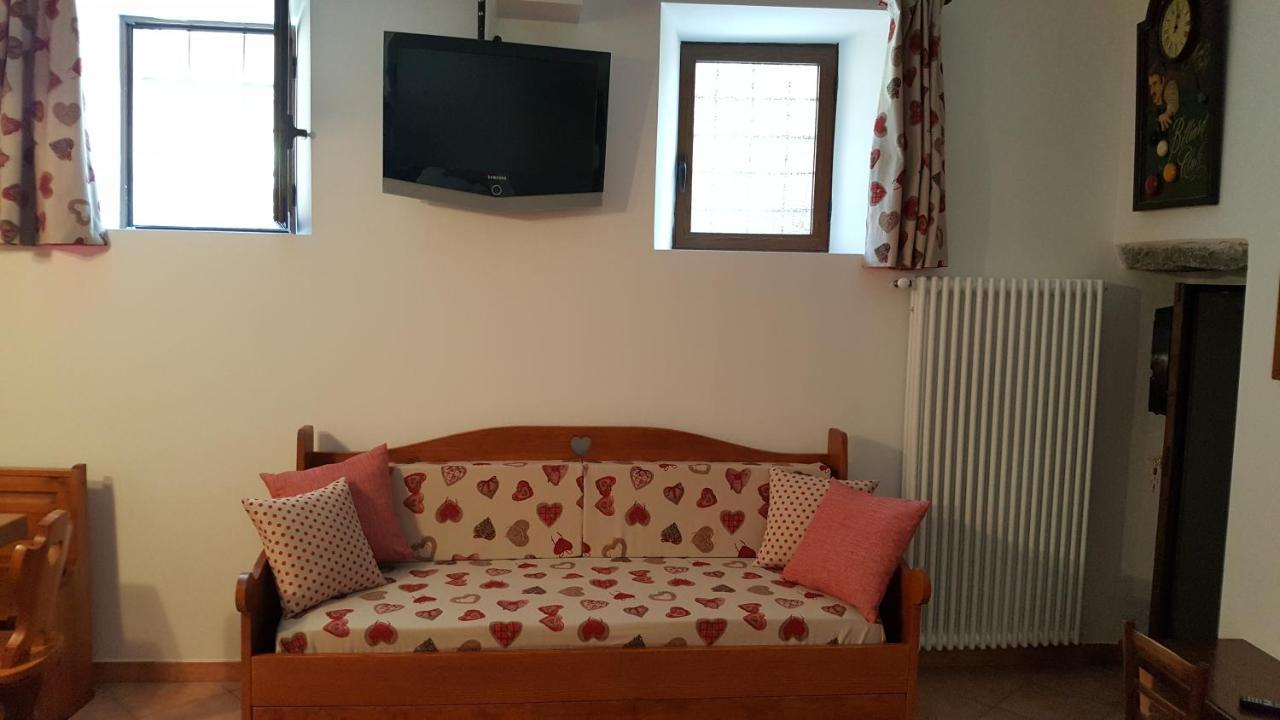 La Taverna Di Tony Bed & Breakfast Montalto Dora Bagian luar foto